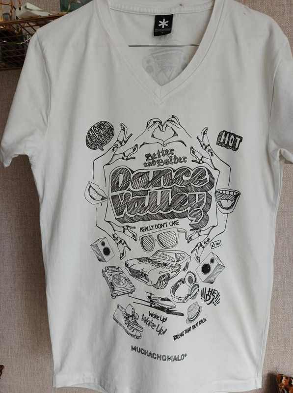 Bluzka męska typu T-shirt, biała z nadrukiem.