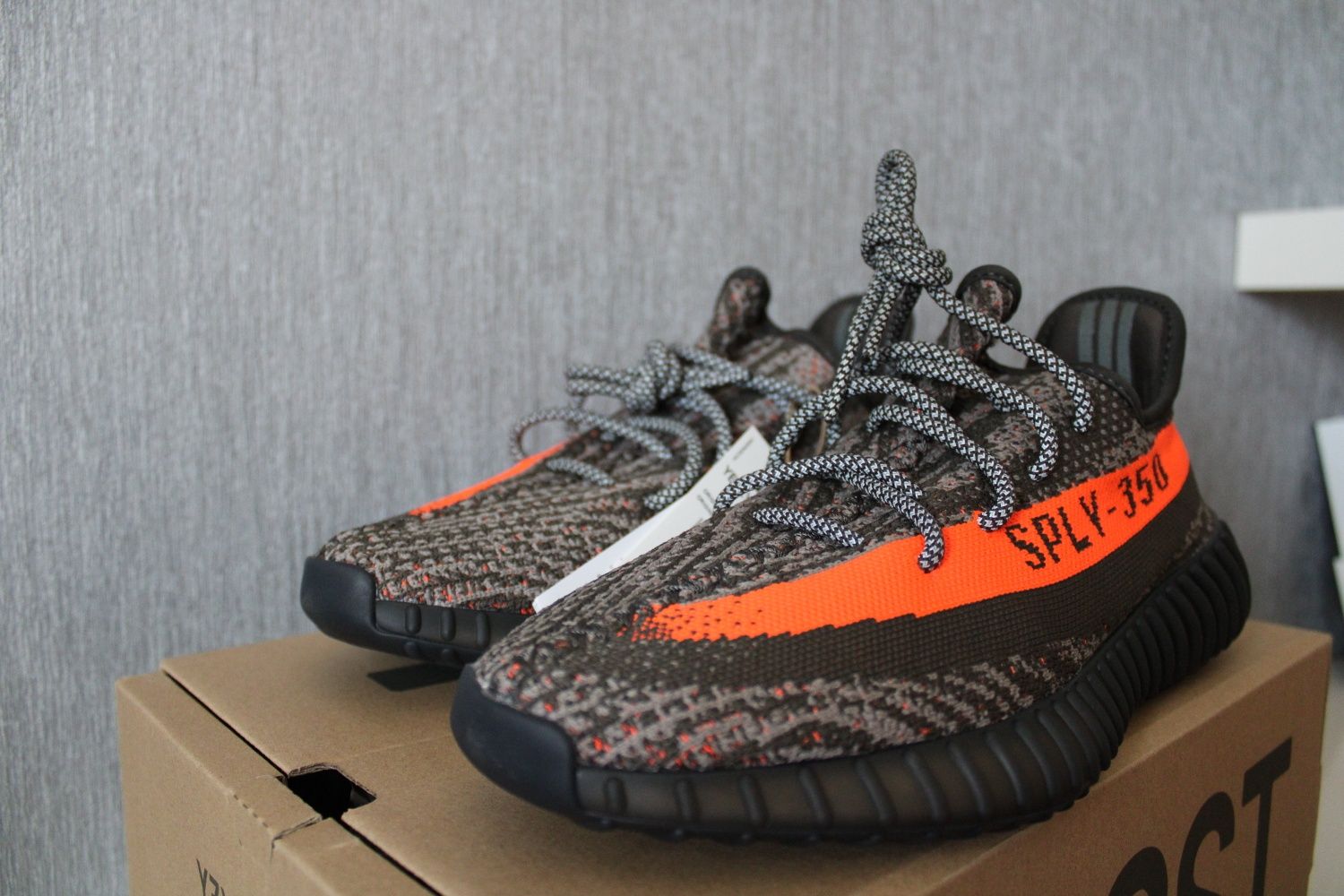 Ténis adidas Yeezy Boost 350 V2 Carbon Beluga