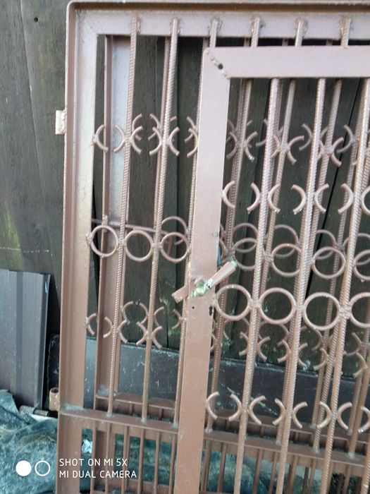 Brązowa żelazna brama dwuskrzydłowa