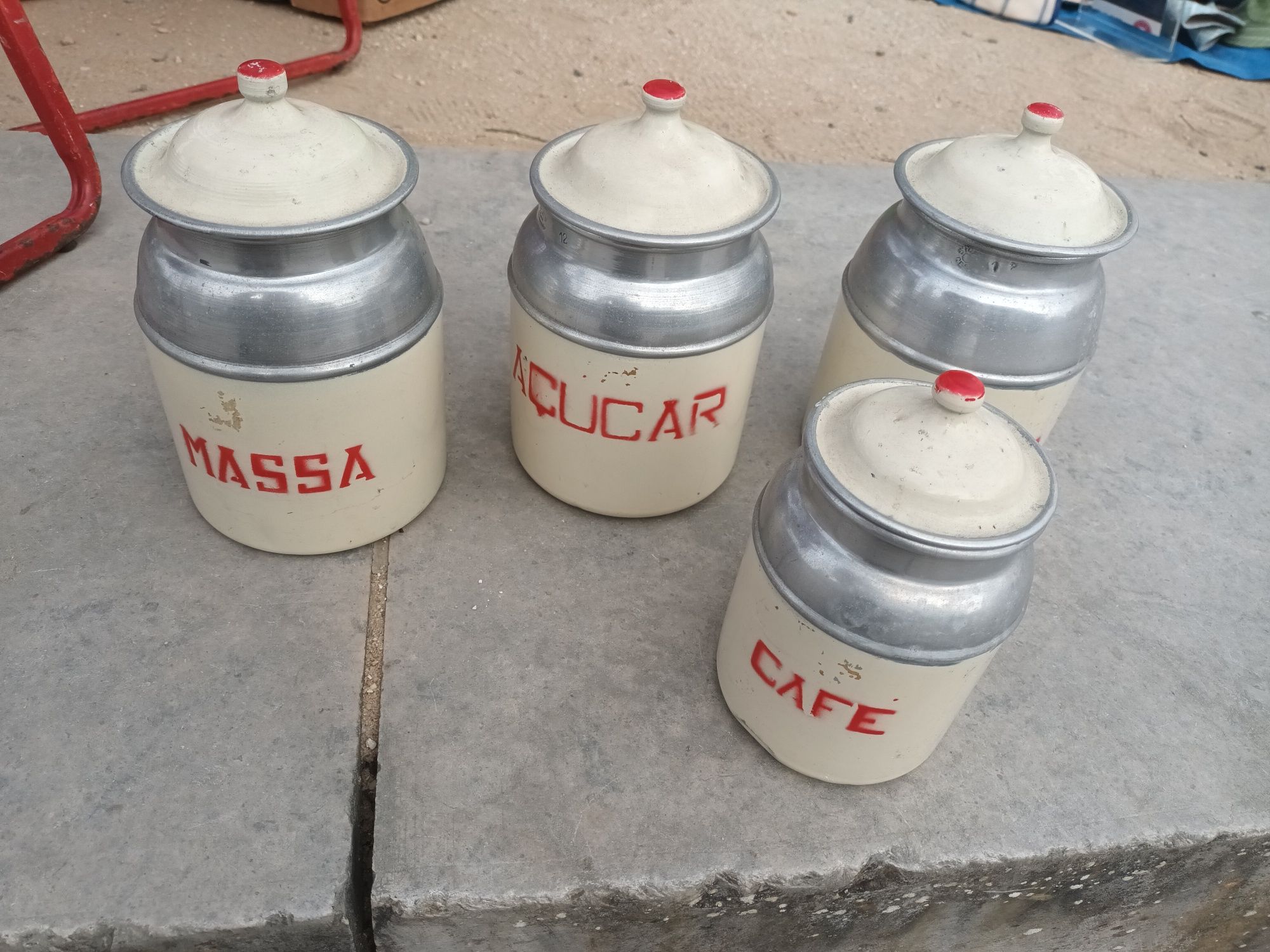 Peças vintage de cozinha em alumínio