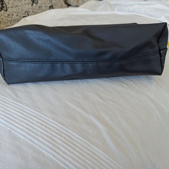 Bolsa Primark preta e dourada