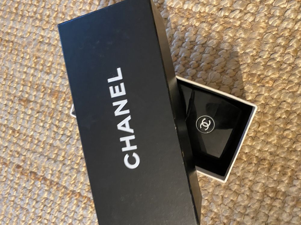 Caixas Chanel e Tous