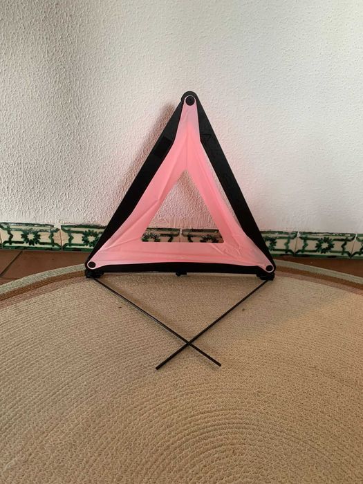 Triângulo de pré-sinalização para automóveis