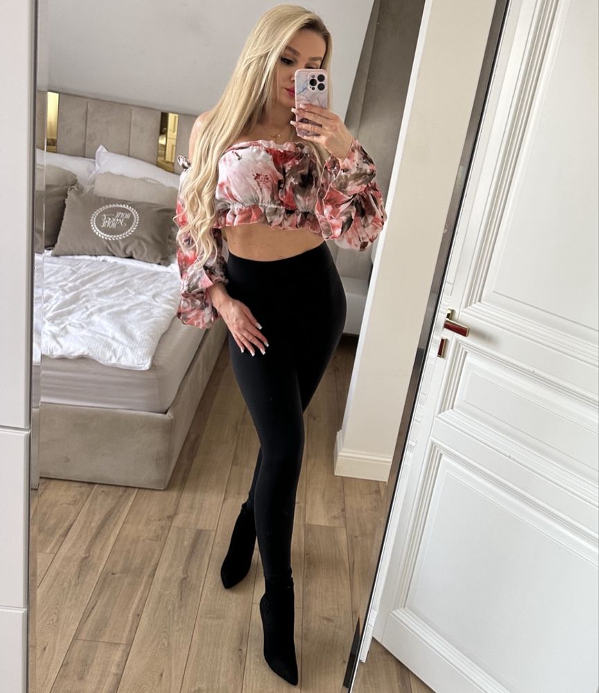 Obcisłe modelujące czarne legginsy dopasowane w stylu push up