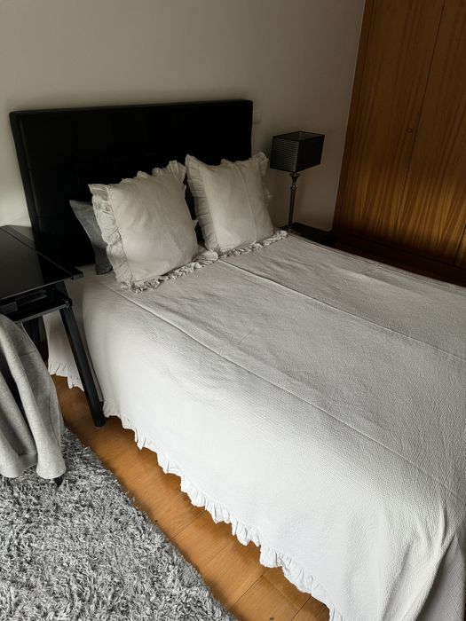 Quarto (cama, camiseiro e mesa de cabeceira)