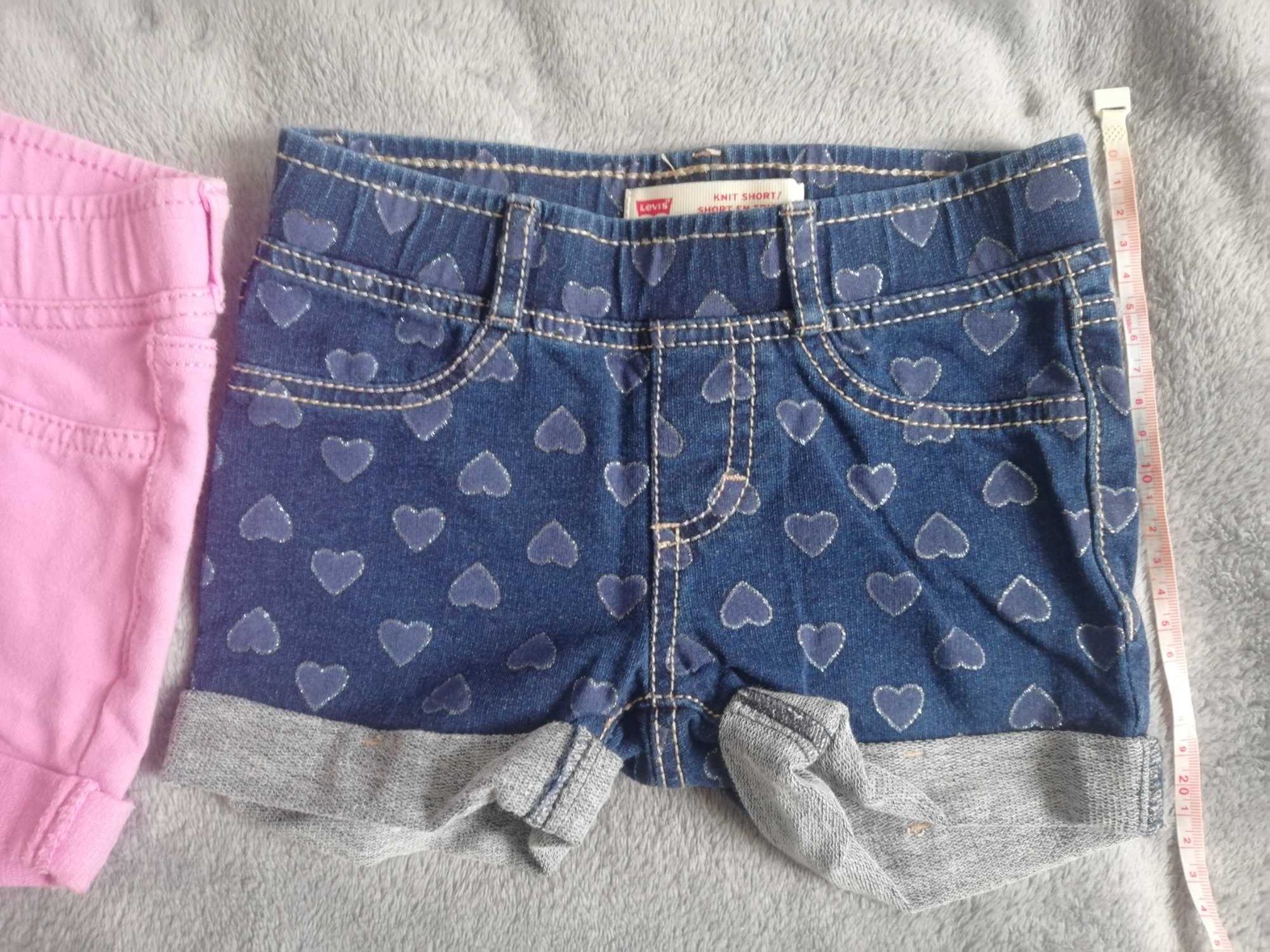 Krótkie spodenki Levis 2 pary rozmiar około 86, różowe, w serduszka