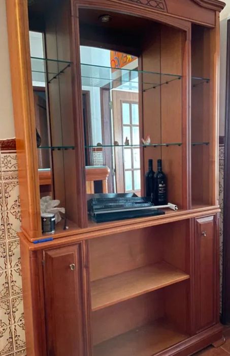 Conjunto de móveis em madeira