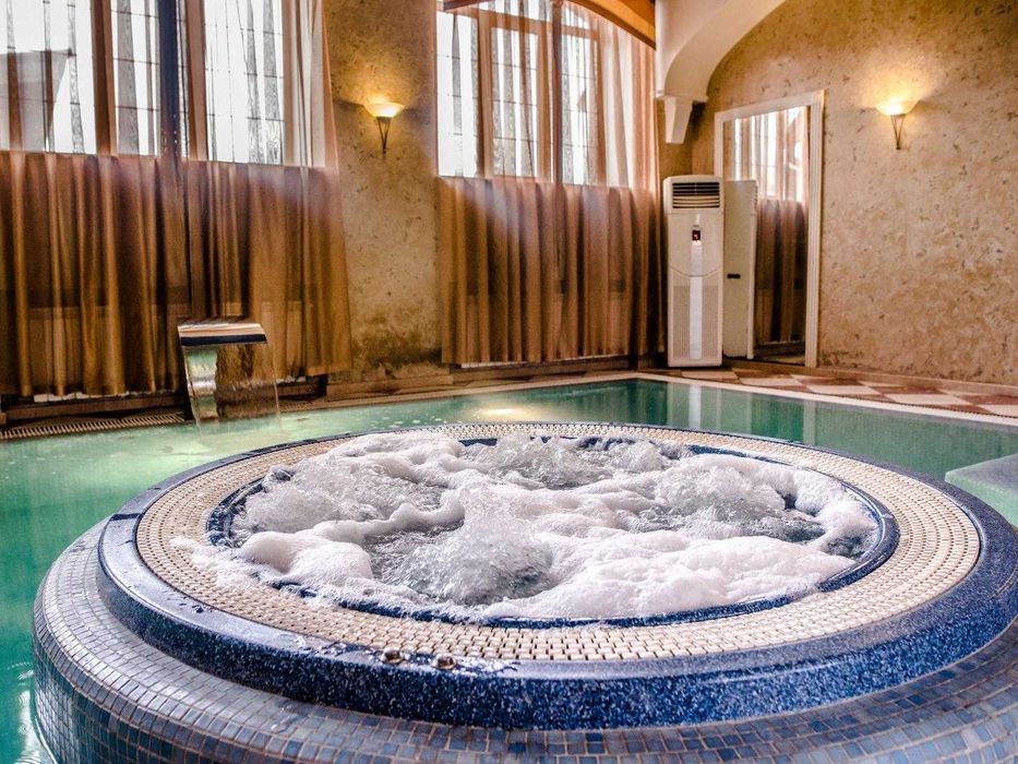 Подобова Аренда !Будинку VIP класа!22спальних місця з теплим  басейном