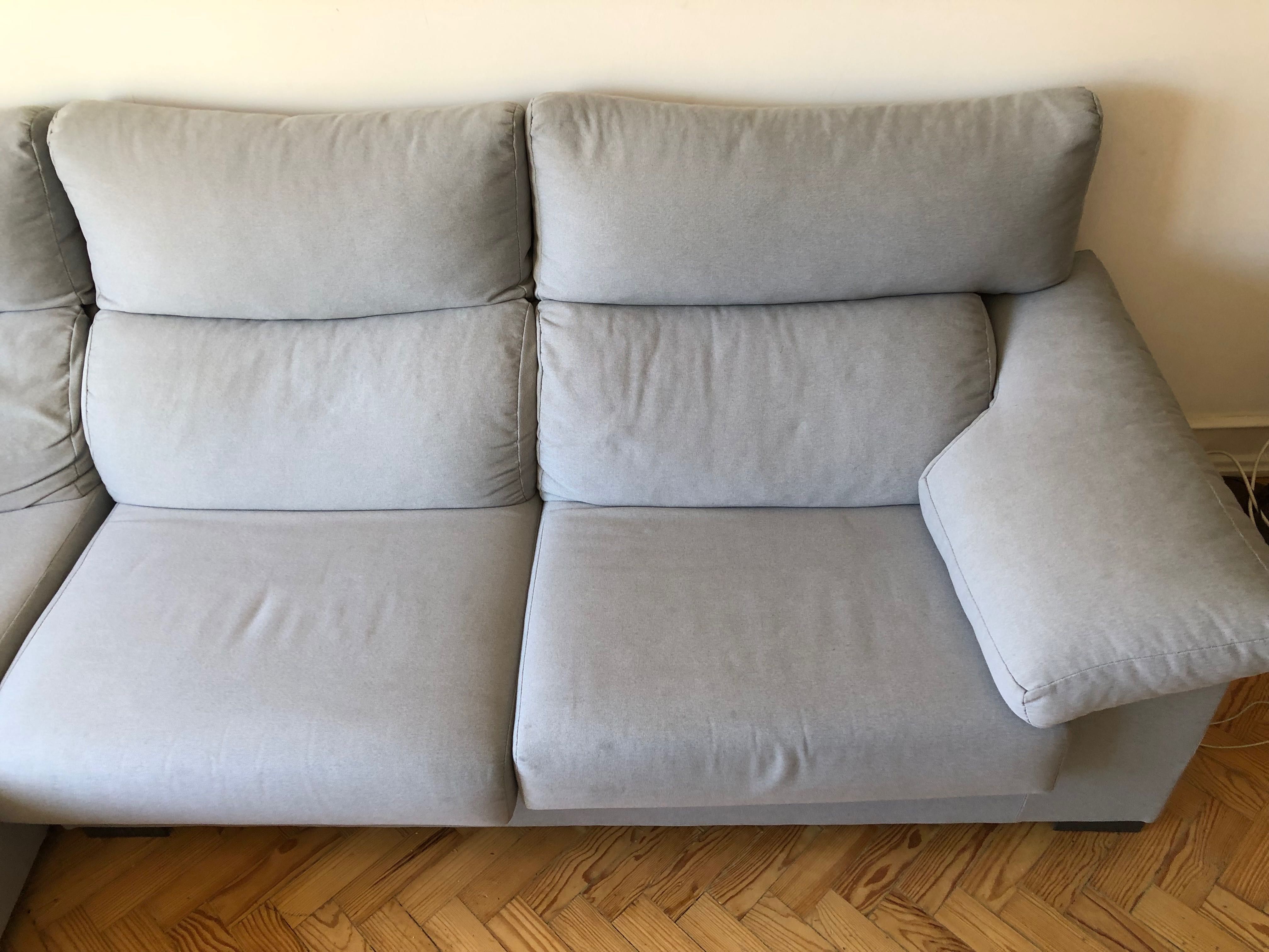 Sofá com chaise longue e lugares ajustáveis