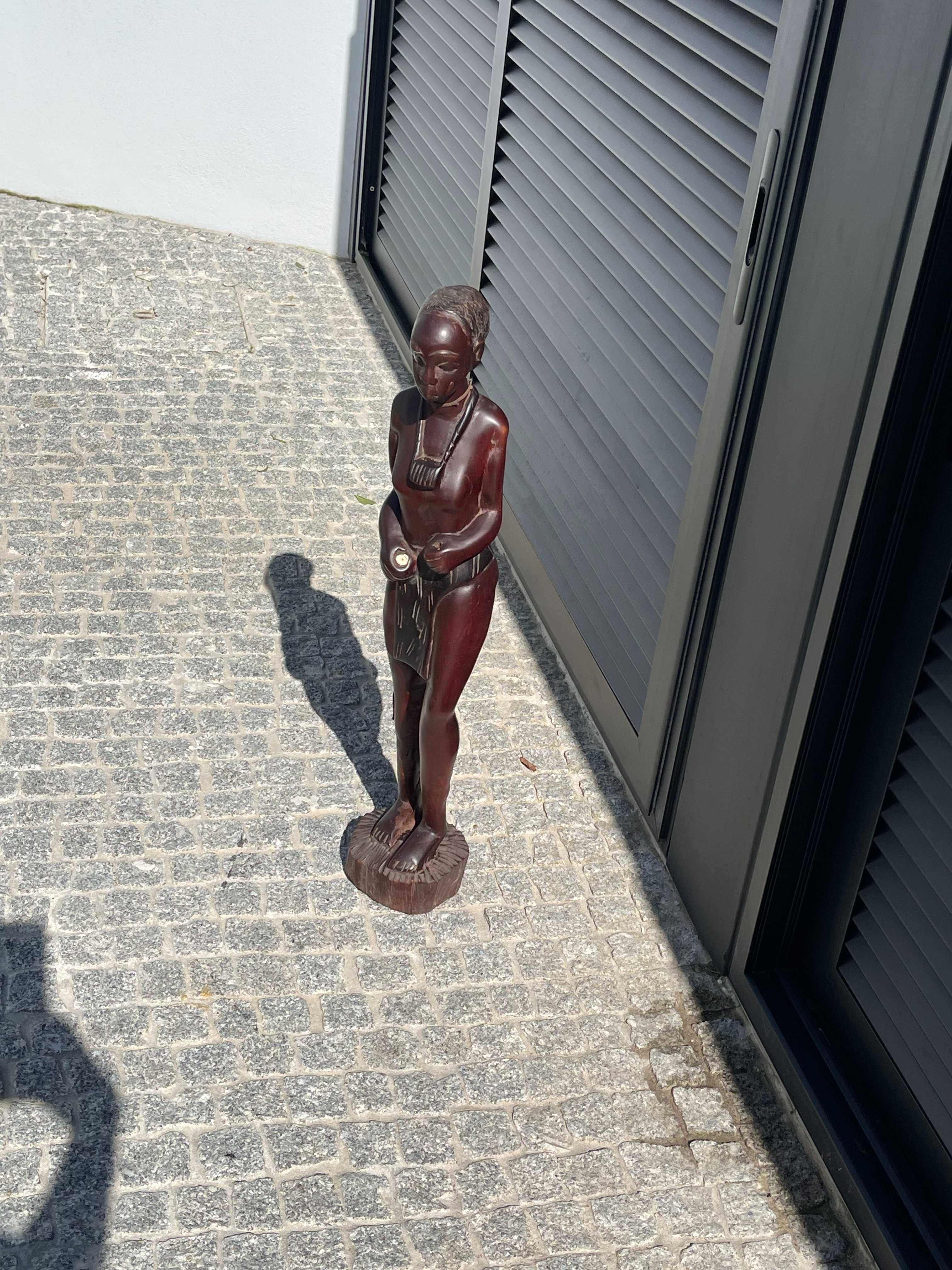 Arte em madeira - Escultura mulher