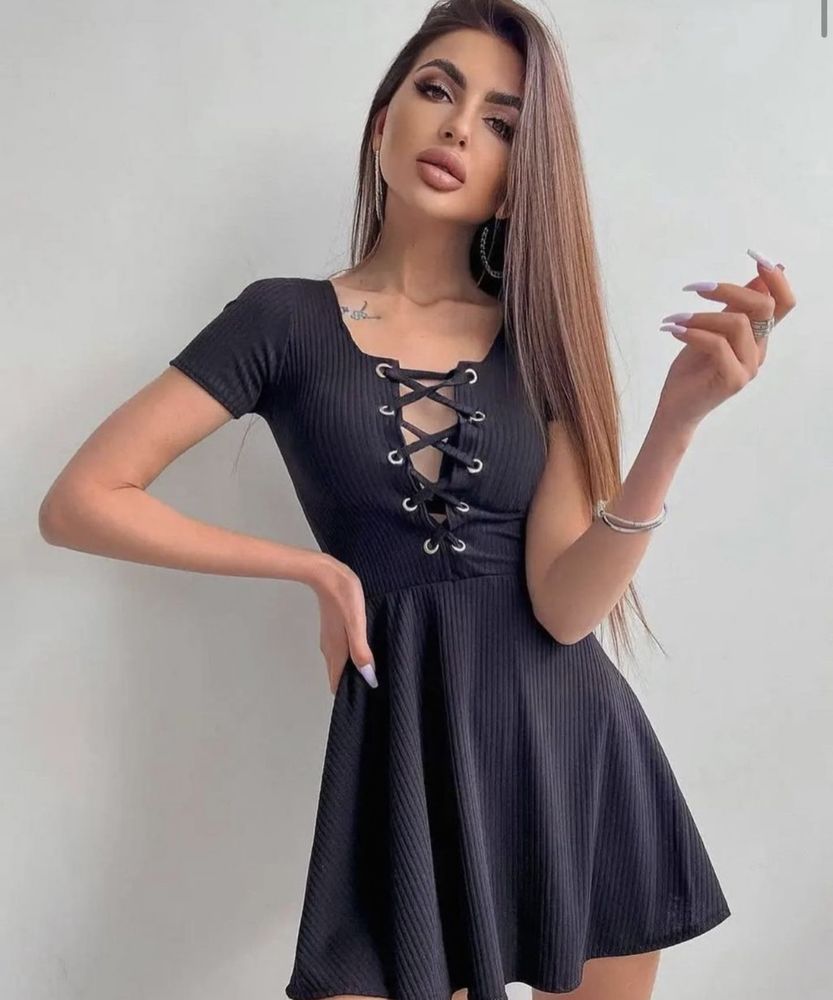 Чорна сукня в рубчик