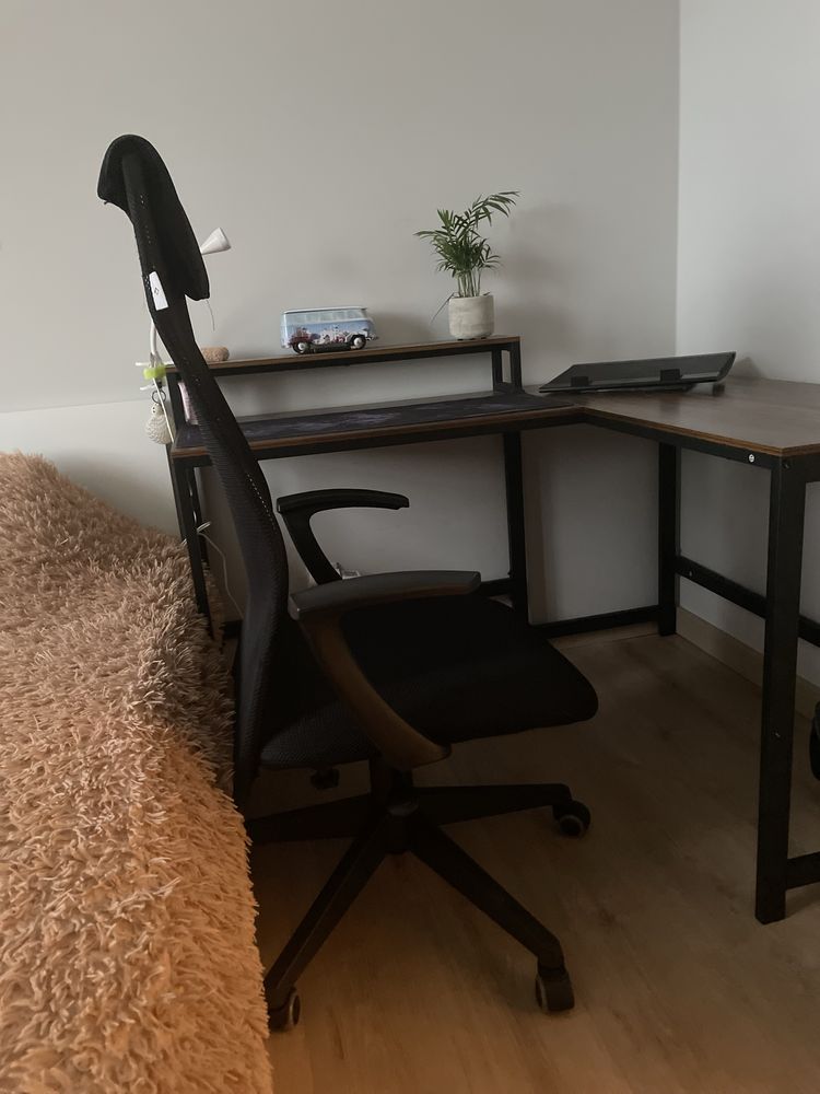 biurko i krzesło biurowe