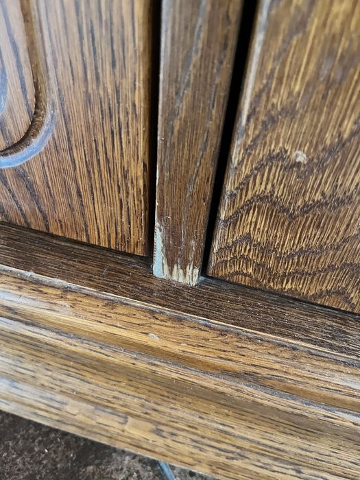 Sprzedam elegancką, solidnie wykonaną komodę w ciemnym kolorze drewna.