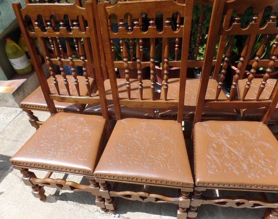 8 Cadeiras em Madeira com o Tampo em Couro