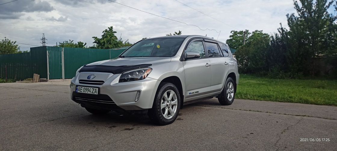 Toyota RAV4 EV лучший электромобиль в своем классе.