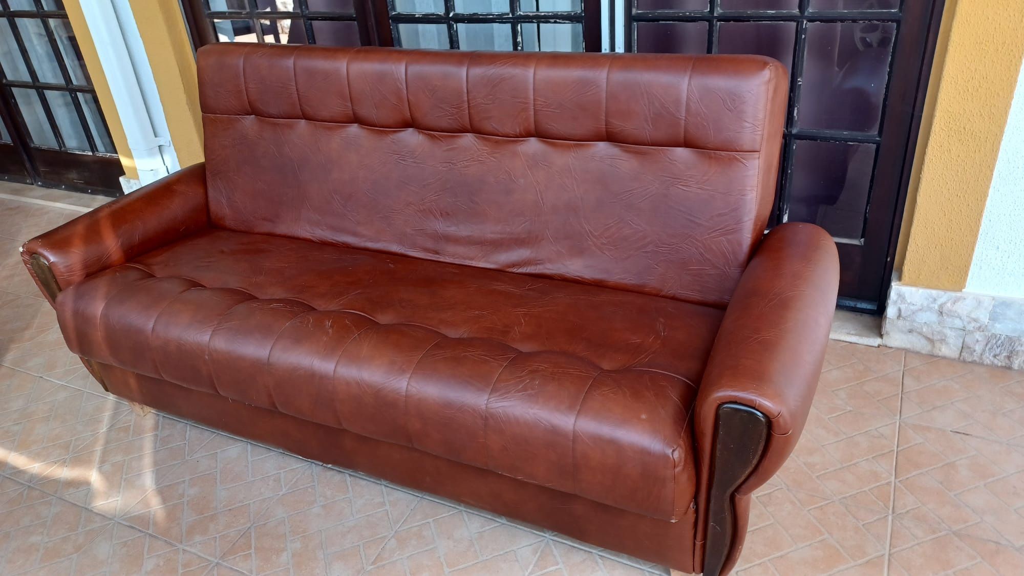 Sofa cama em castanho