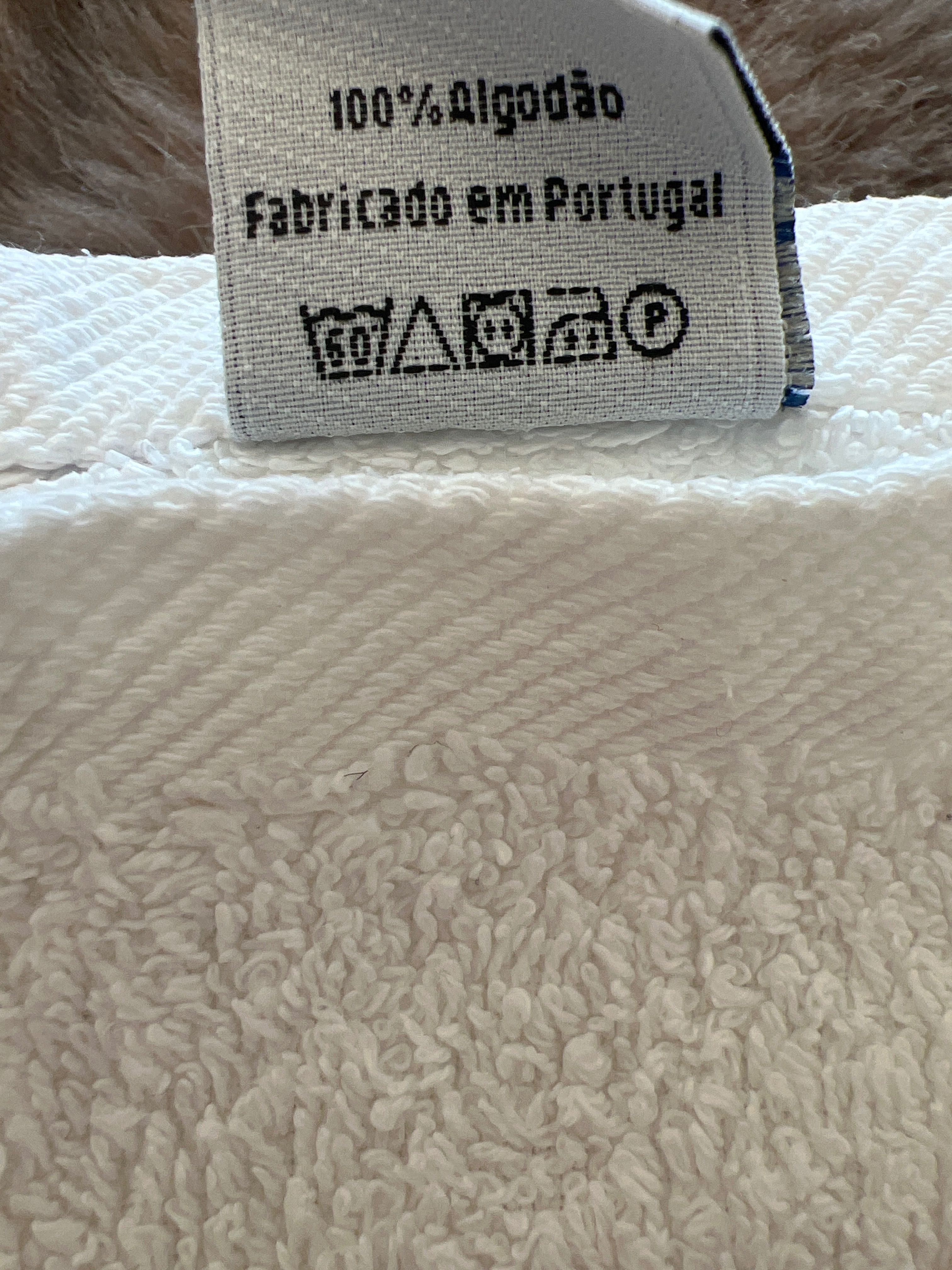 Toalhas brancas de rosto e toalhas de corpo