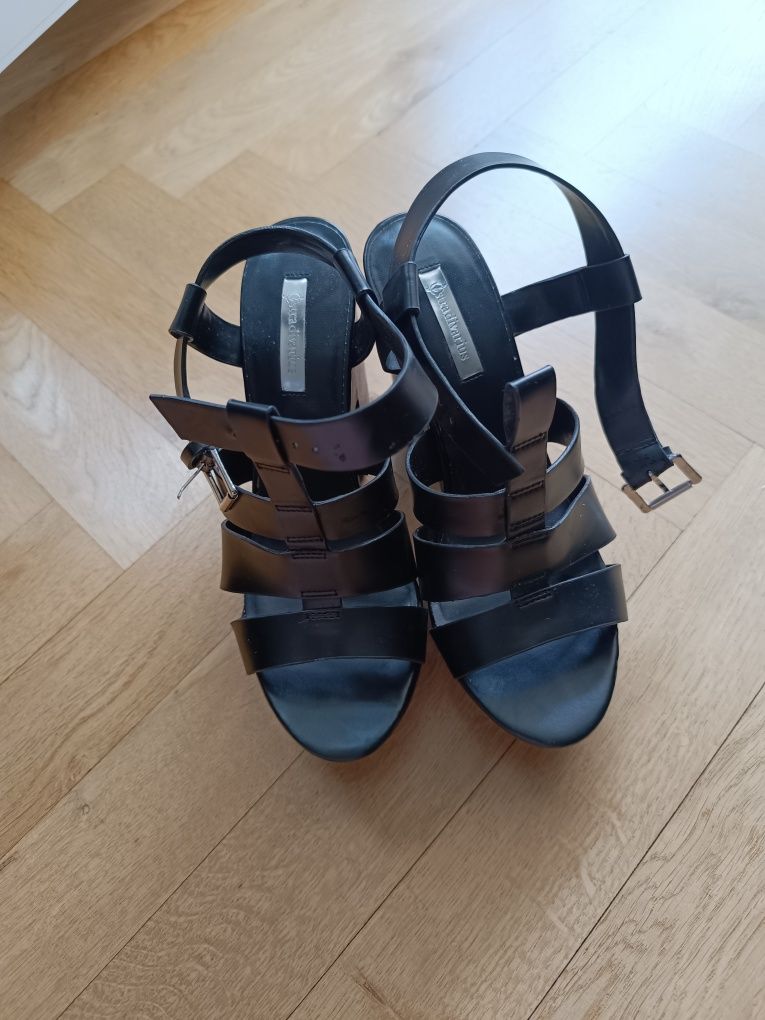 Sandały na obcasie Stradivarius