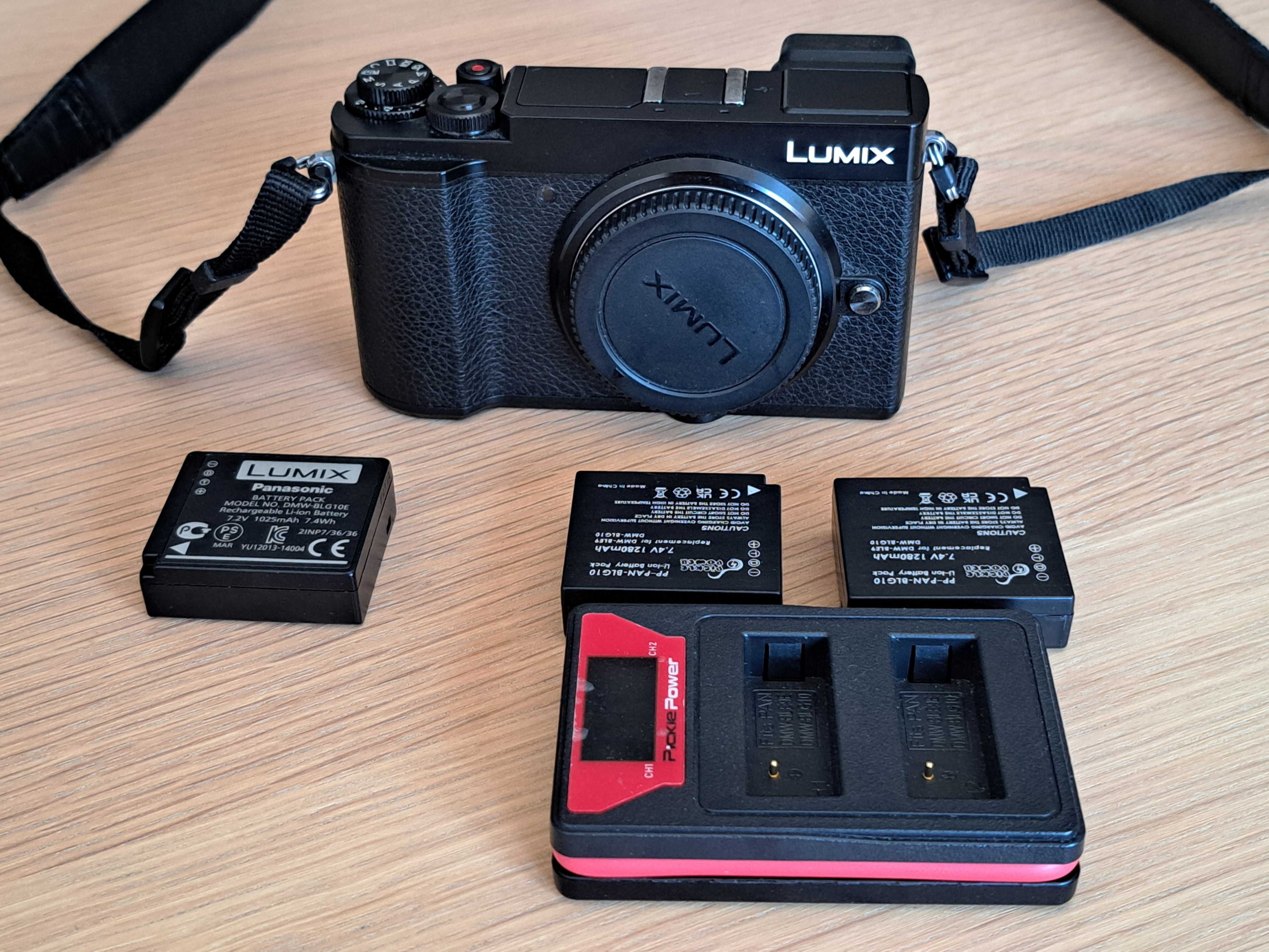 Panasonic Lumix DC-GX9 na caixa com carregador e duas baterias extra