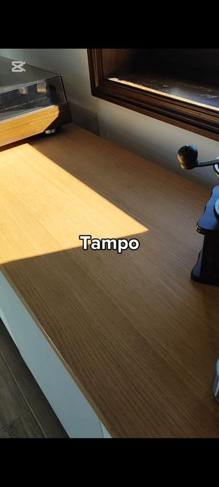 Aparador com portes em relevo