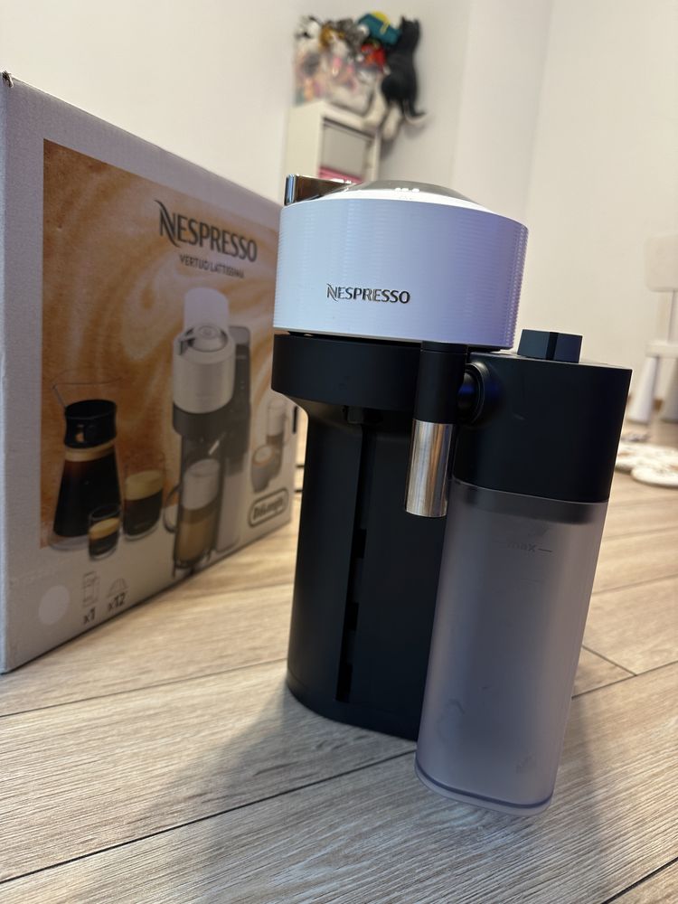 Ekspres DeLonghi Vertuo Lattissima