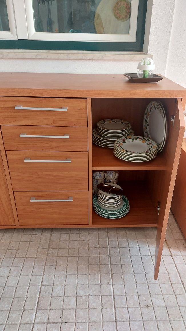 Aparador com portas e 4 gavetas