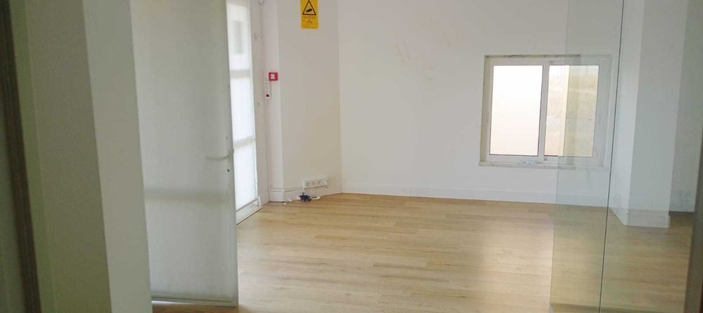 Loja em Santa Marta de Corroios