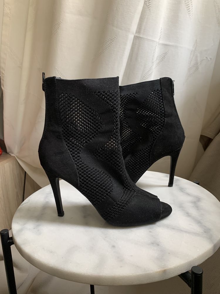 Półbuty buty czarne odkryte palce dopasowane 40 39 Reserved