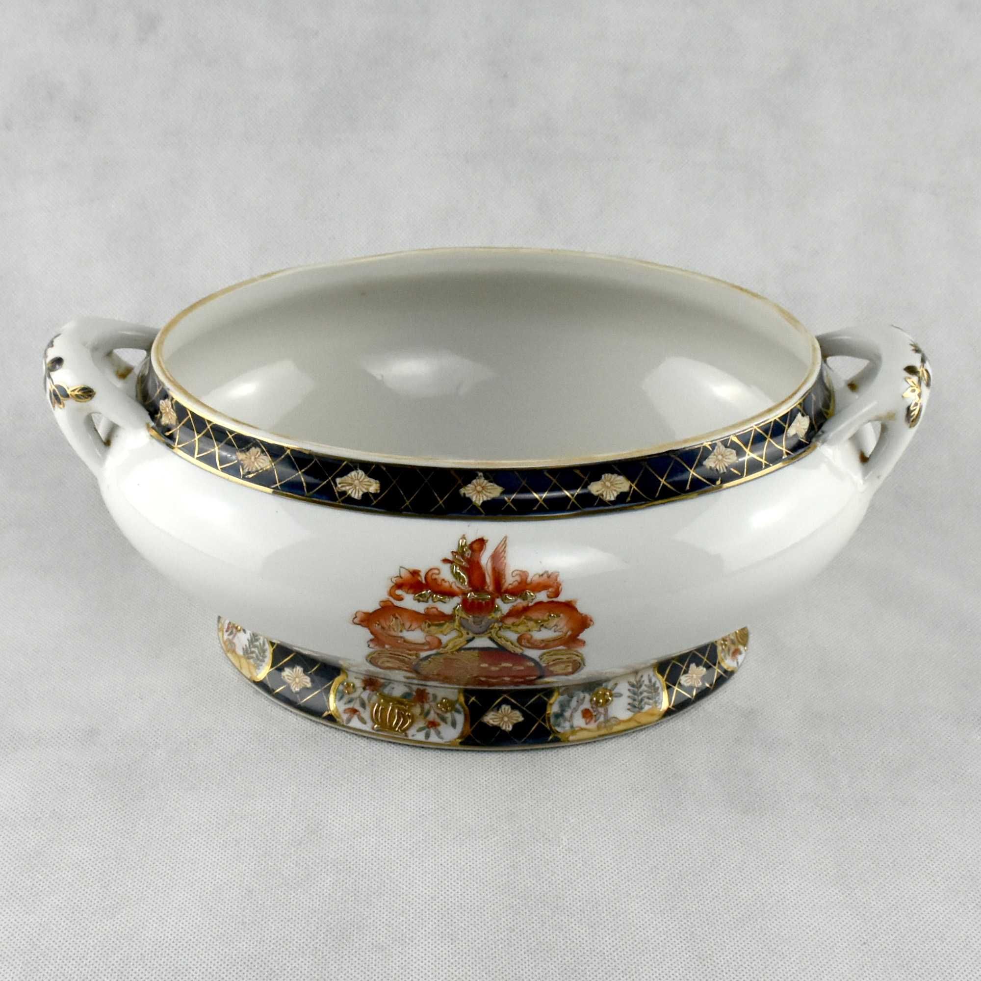 Terrina com tampa e travessa porcelana da China com brasão, anos 70