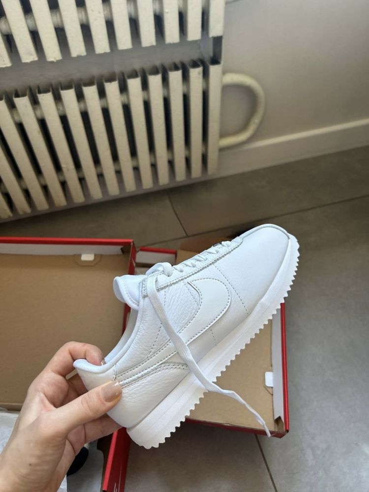 Нові кросівки Nike Cortez