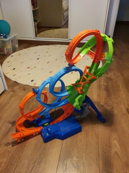 Pista hotwheels com pilhas