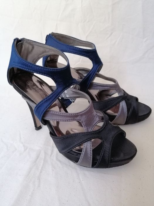 Sandálias de salto alto fino tricolor acetinadas