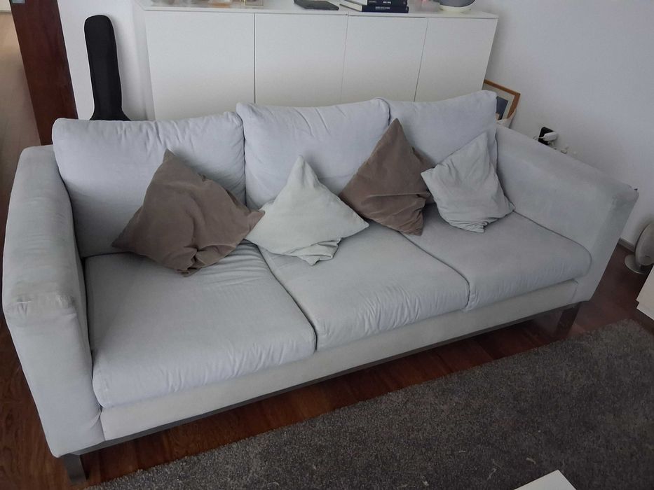 Vendo sofá cinza com design personalizado
