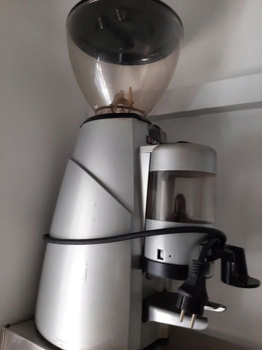 Máquinas e moiho de café