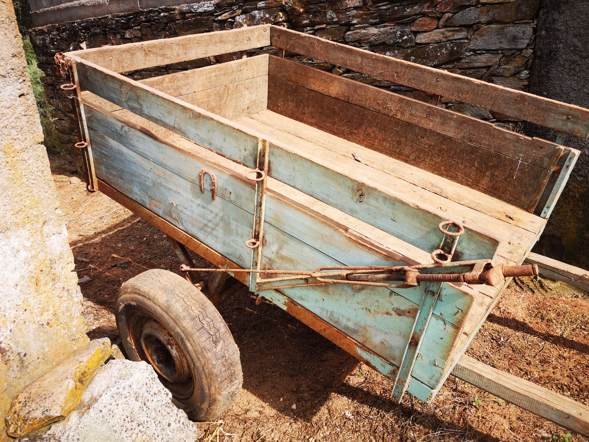 Carroça em madeira