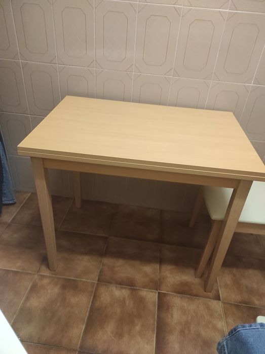 Mesa de cozinha em excelente estado com 3 cadeiras