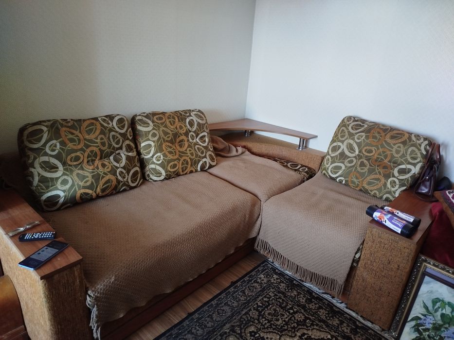 Диван розкладний, дерев'яними підлакодниками глубина96,1,89  на2,33