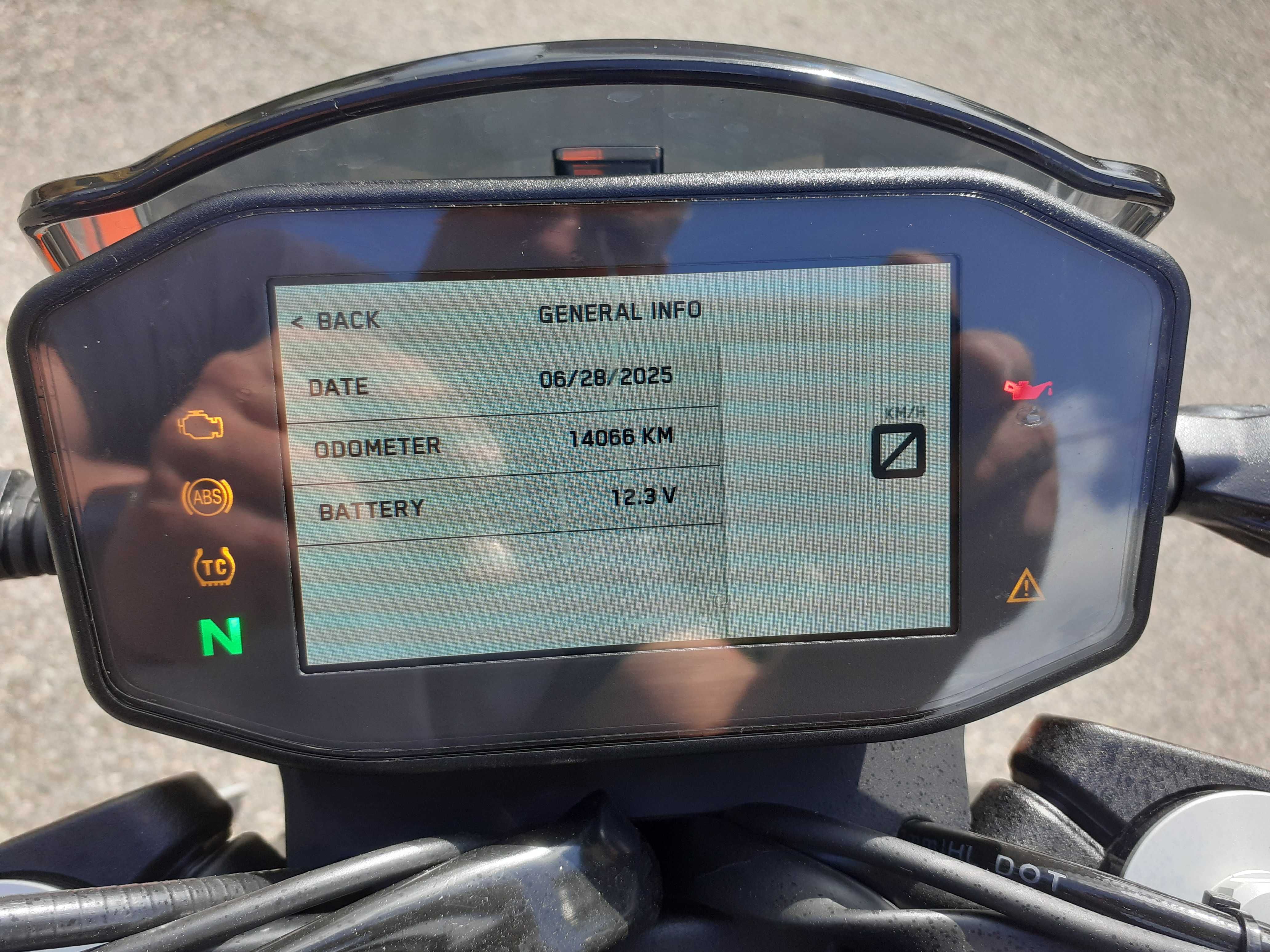 okazja KTM 790 Duke z 2024 roku na A2 przebieg 14066 km. Piękny