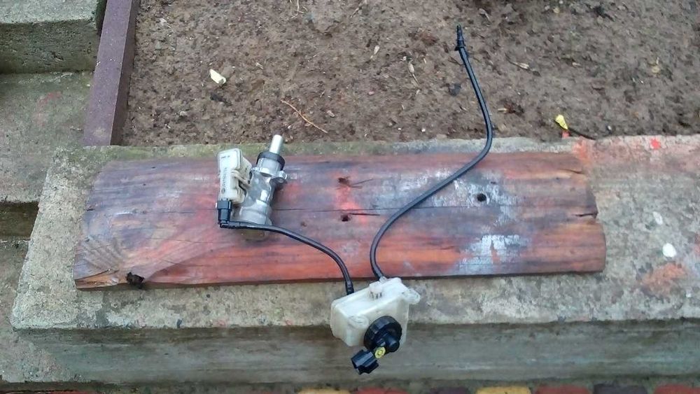 Бачок для гальмівної рідини з трубками 98AB-2C217-AC Bosch Фокус Мк1