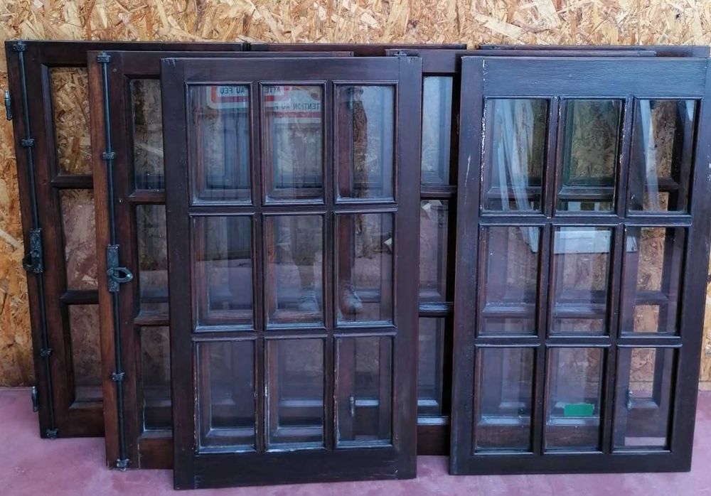 Janelas antigas, quadriculadas, diversas,