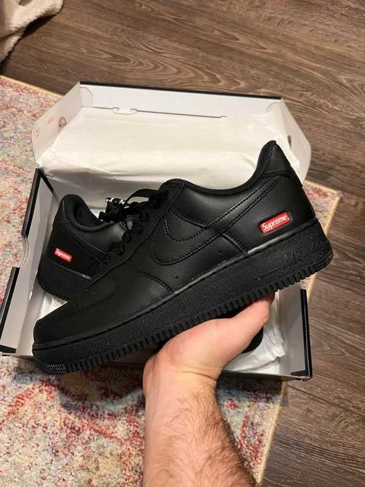 Buty sportowe Nike Air Force 1 Low Supreme Black R.37.5
