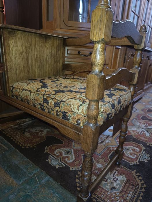 Telefoniera z siedziskiem