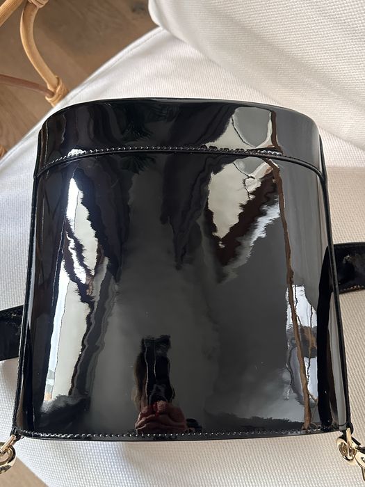 Torebka Chylak Kubełek skóra czarny lakier z szerokim paskiem