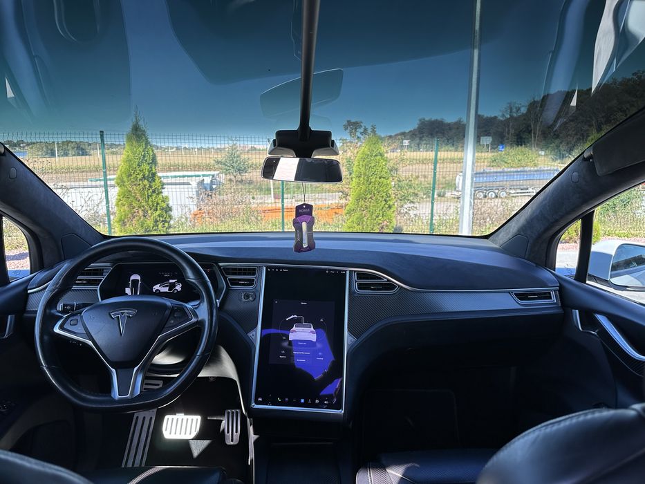 Tesla Model X 90D Європа