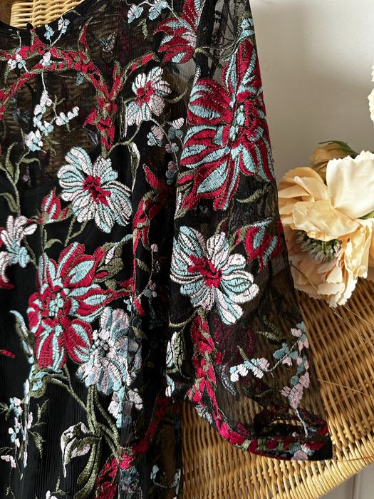 Dwurzedowa sukeinka z haftowanymi kwiatami m&s M