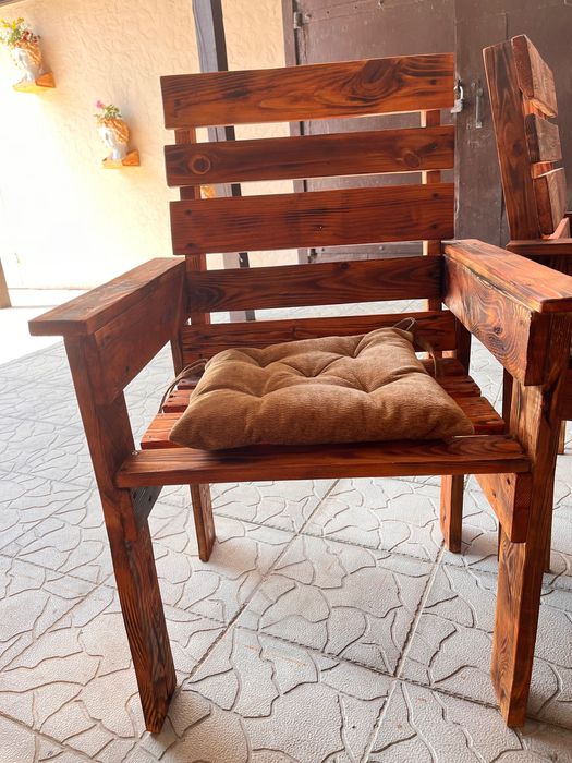 Деревʼяний стіл  зі стільцями