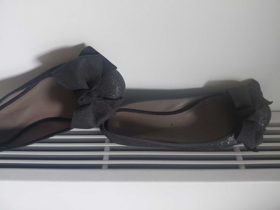 Sapatos rasos pretos abrilhantados elegantes