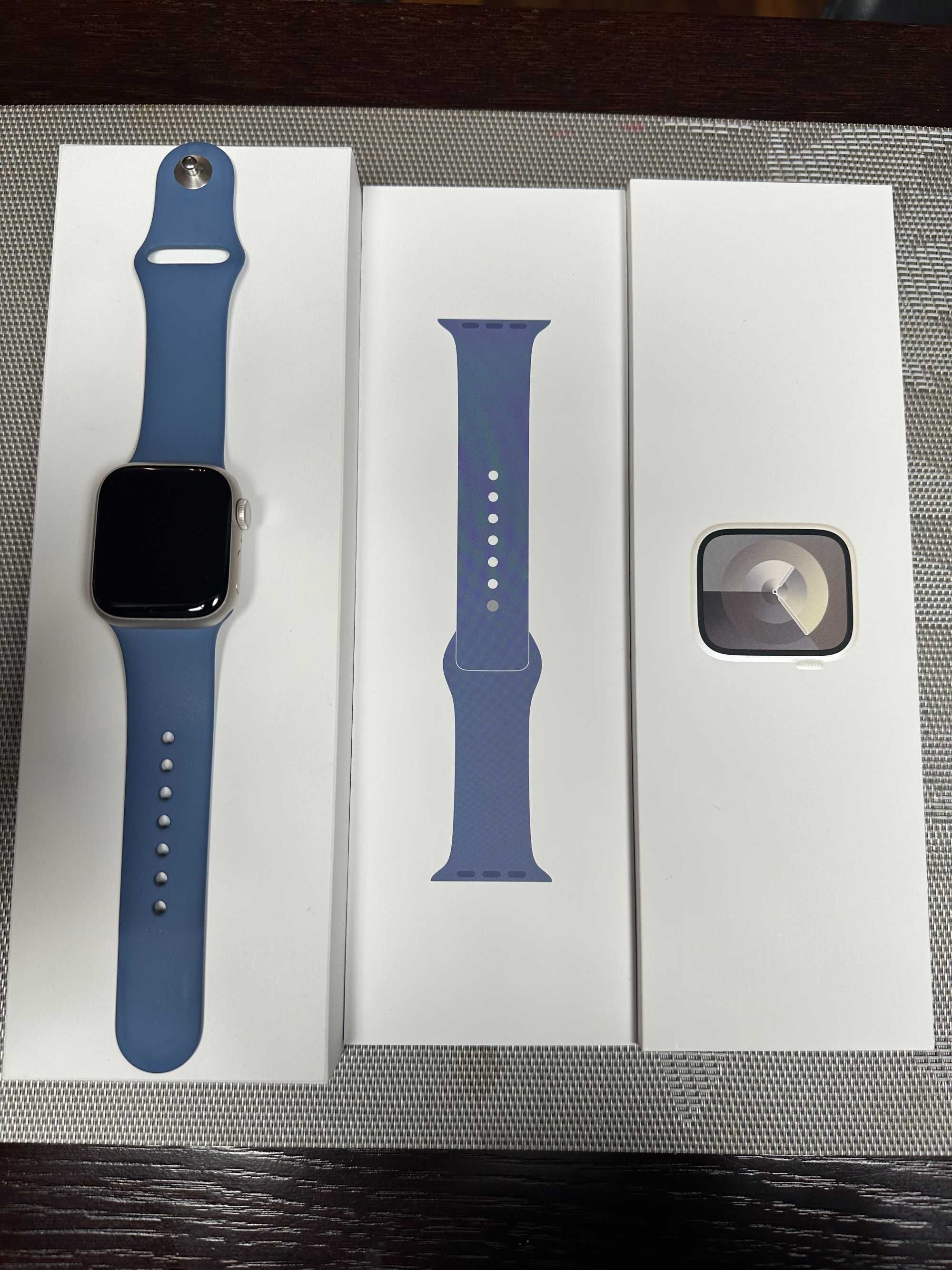 Apple Watch Series 9 41mm Starlight (złoty) z błękitnym paskiem