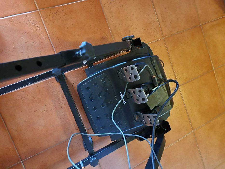 Playseat + Volante e pedais + 10 jogos