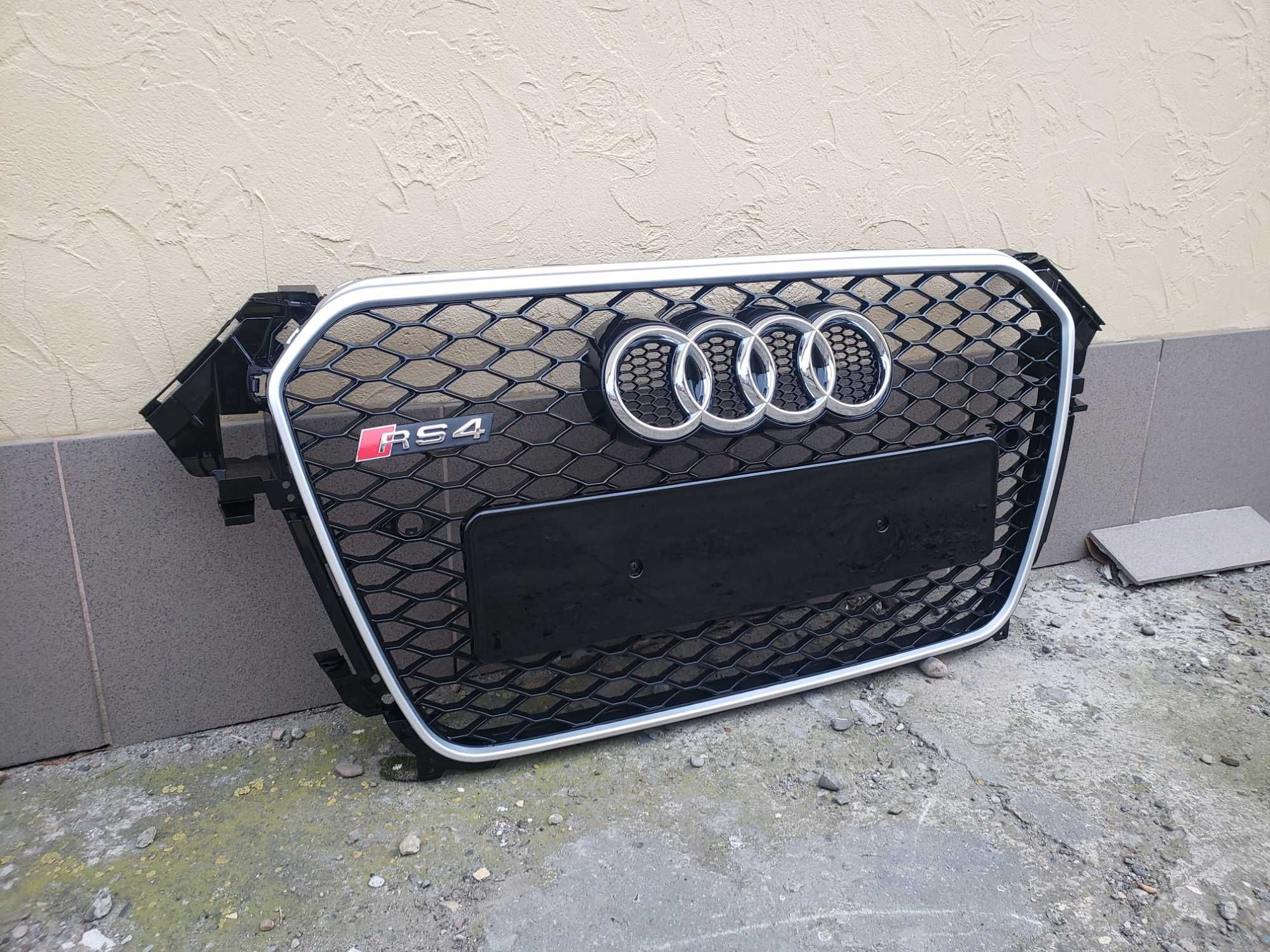 Решетка радиатора на Audi A4 B8 2011-2015 год (стиль RS4 Silver Black)